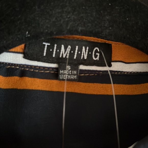 Timing Long Sleeve Button Down Crop Blouse - Picture 6 of 14